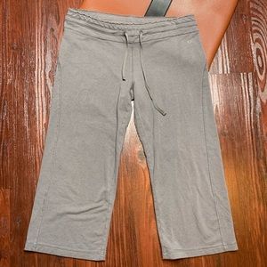 Alo Yoga drawstring Capri athletic pants s…
